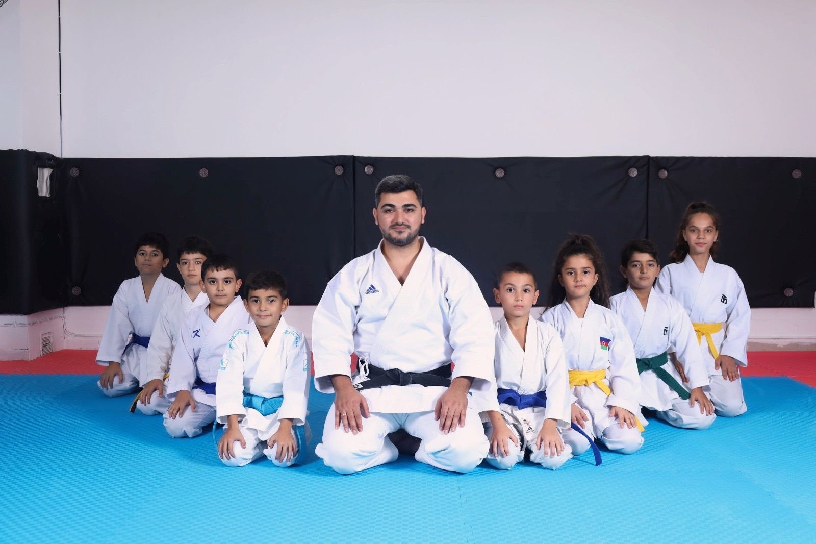 Uşaqlar üçün karate kursu qrup məşqi