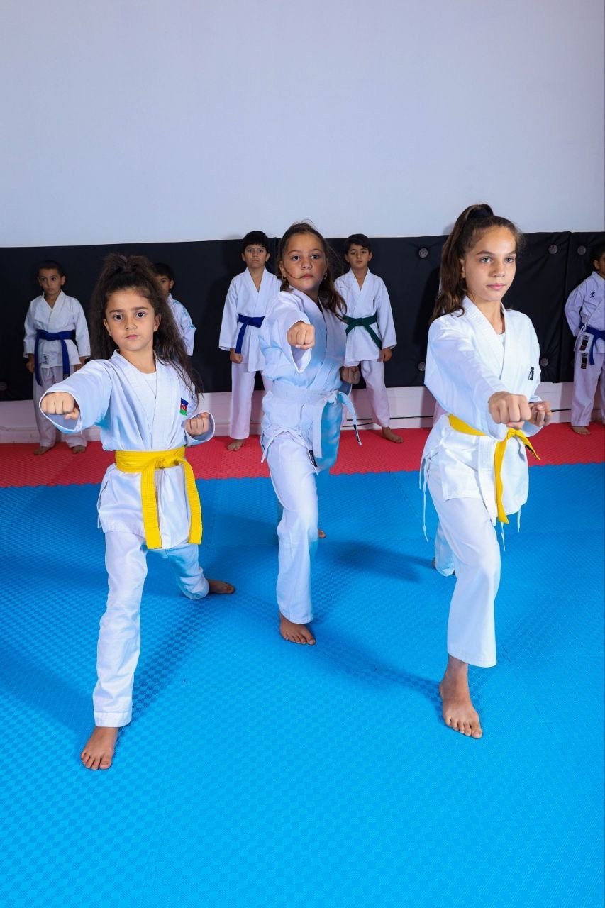 Karate məşqində uşaqlar və yeniyetmələr